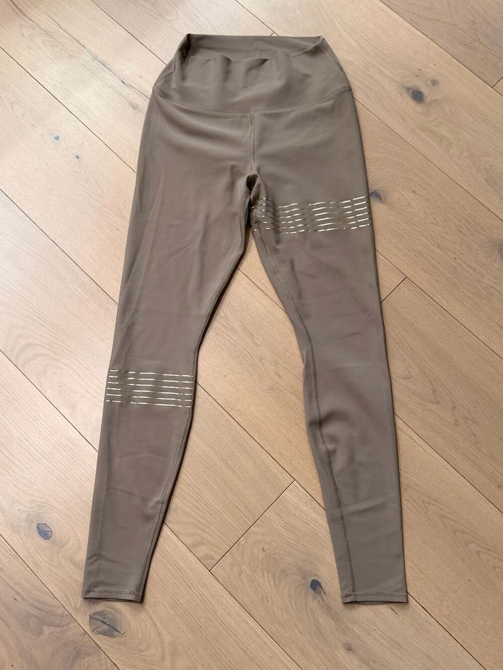 Alo Yoga High-Waist Vapor Leggings with Metallic Stripe Detail
